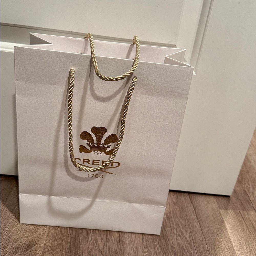 Creed Luxury White and Gold Bag with tissue paper - Picture 2 of 12